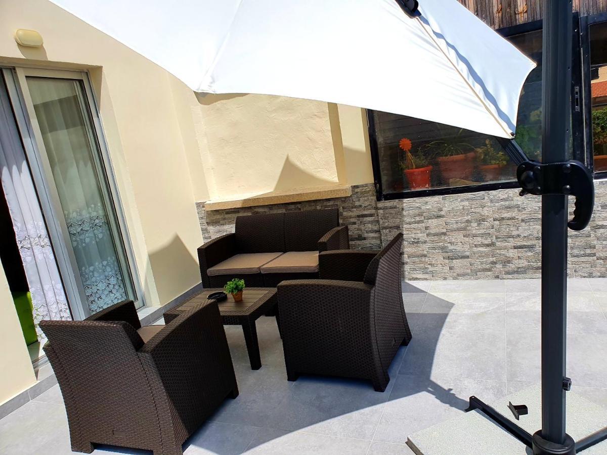 2 Bedroom Cozy Apartment Near Tourist Area, 200M From Sea Paphos Eksteriør bilde